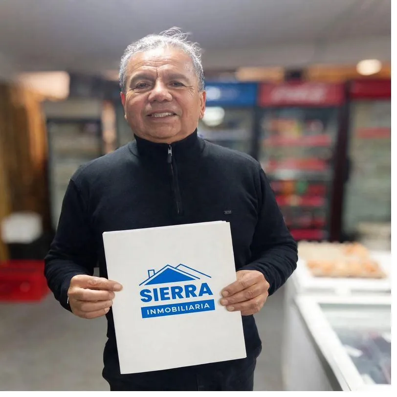 Cliente con la carpeta de Sierra Inmobiliaria