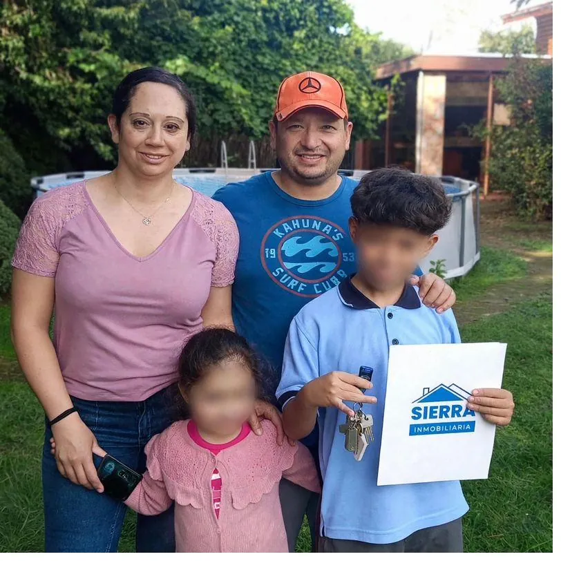 Familia recibiendo las llaves de su nueva casa