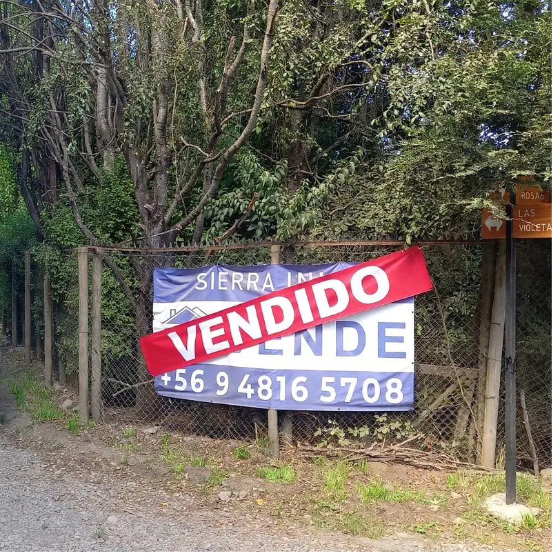 Terreno con letrero de Sierra Inmobiliaria y cartel de vendido